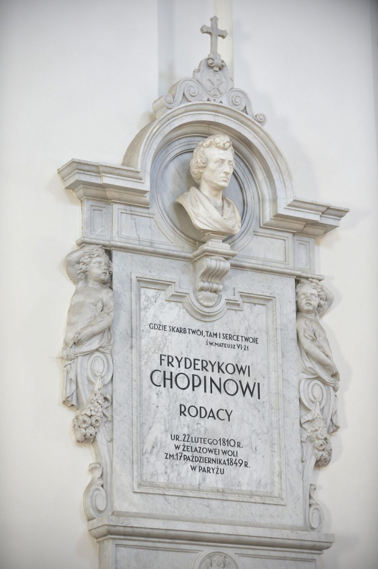 Tablica upamiętniająca miejsce złożenia serca Fryderyka Chopina w Bazylice św. Krzyża w Warszawie. Fot. PAP/M. Obara