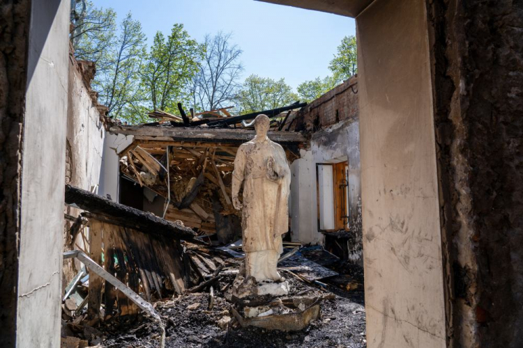 Pomnik ukraińskiego filozofa, poety i pedagoga Hryhorija Skovorody pośród zgliszczy spalonego budynku muzeum we wsi Skoworodinowka w obwodzie charkowskim. Pożar budynku wywołało uderzenie rosyjskiego pocisku manewrującego. 07.05.2022. Fot. PAP/M. Kalyeniak