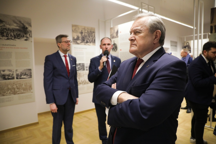 Wicepremier, minister kultury i dziedzictwa narodowego Piotr Gliński (P), dyrektor Muzeum Historii Polski Robert Kostro (L) oraz kurator wystawy i pełnomocnik ministra kultury i dziedzictwa narodowego ds. obchodów 160. rocznicy powstania Wojciech Kalwat (2L) na otwarciu wystawy „Twarze Powstania Styczniowego” w warszawskiej Galerii MKiDN Okno na Kulturę. Fot. PAP/A. Zawada