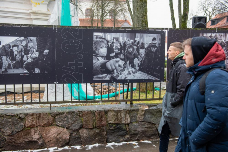 Uroczyste otwarcie poświęconej uchodźcom wojennym z Ukrainy wystawy fotografii Macieja Biedrzyckiego „24.02” przy Wileńskim Centrum Kultury i Duchowości. Fot. PAP/V. Doveiko