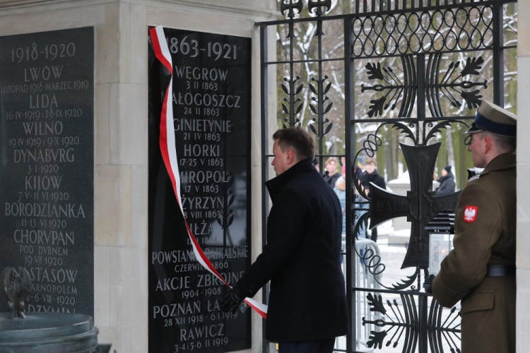 Wicepremier, minister obrony narodowej Mariusz Błaszczak odsłania na Grobie Nieznanego Żołnierza tablicę upamiętniającą bitwę pod Węgrowem. Fot. PAP/P. Supernak