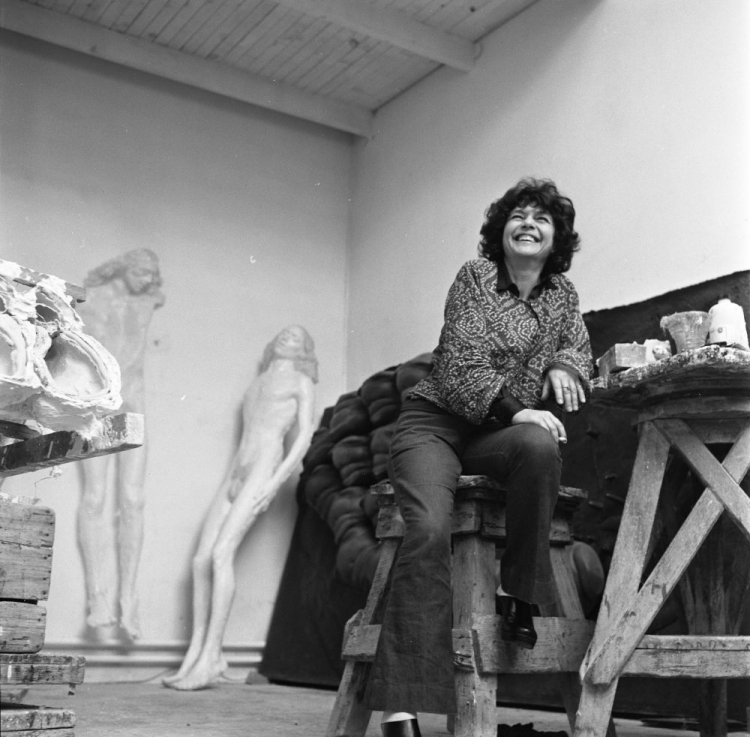 Francja Paryż 1972. Polska rzeźbiarka Alina Szapocznikow w domu-pracowni, gdzie mieszka z mężem grafikiem, Romanem Cieślewiczem. Fot. PAP/M. Musiał 
