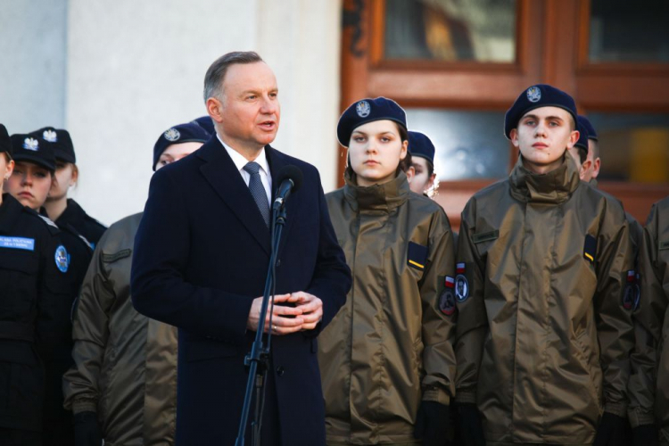 Sierpc, 01.03.2023. Prezydent RP Andrzej Duda (C) na spotkaniu z mieszkańcami regionu przed miejscowym Domem Kultury w Sierpcu, po kwiatów przed pomnikiem gen. Emila Fieldorfa „Nila” w Narodowym Dniu Pamięci „Żołnierzy Wyklętych”. Fot. PAP/Sz. Łabiński 