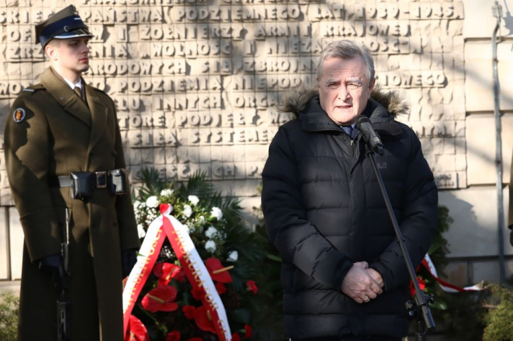 Warszawa, 01.03.2023. Wicepremier, minister kultury i dziedzictwa narodowego Piotr Gliński (P) na uroczystości złożenia wieńca przed tablicą upamiętniającą ofiary byłego Ministerstwa Bezpieczeństwa Publicznego. Trwają uroczystości z okazji Narodowego Dnia Pamięci Żołnierzy Wyklętych. Fot. PAP/T. Gzell 