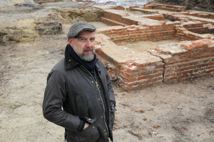 Warszawa, 28.03.2023. Archeolog Michał Grabowski na placu budowy w Warszawie, 28 bm. W trakcie prac archeologicznych przy ulicy Anielewicza odkryto fundamenty starej kamienicy. Przedwojenny adres budynku to Gęsia 33. Ulica znajdowała się w obszarze getta warszawskiego. Wkrótce ma tu powstać nowy blok. Fot. PAP/P. Supernak