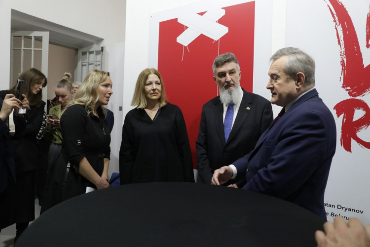 Warszawa, 23.03.2023. Wicepremier Piotr Gliński (P) oraz żona laureata Pokojowej Nagrody Nobla Alesia Bialackiego Natalia Pinczuk (3P) podczas uroczystości przekazania przez NCK wystawy plakatów „Biało-czerwono-biały” Muzeum Wolnej Białorusi w siedzibie muzeum w Warszawie. Fot. PAP/A. Zawada
