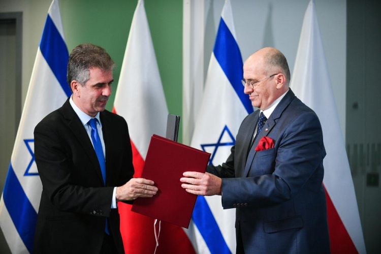 Warszawa, 22.03.2023. Minister spraw zagranicznych RP Zbigniew Rau (P) i szef MSZ Izraela Eli Cohen (L) podczas podpisania porozumienia w sprawie organizacji wycieczek młodzieży izraelskiej do Polski i polskiej młodzieży do Izraela, w siedzibie MSZ. Fot. PAP/M. Obara 