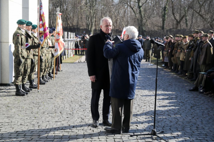 Warszawa, 01.03.2023. Wiceprezes IPN Krzysztof Szwagrzyk (L) podczas uroczystości na „Łączce – kwaterze „Ł” na Powązkach Wojskowych. Fot. PAP/A. Zawada 