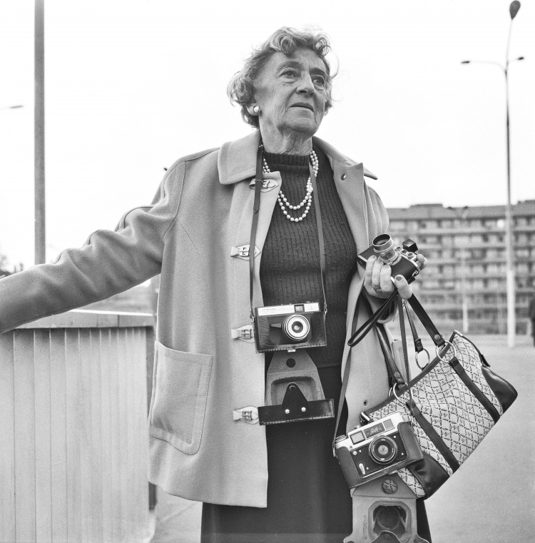 Warszawa, 1976 r. Fotograf Zofia Chomętowska na placu Na Rozdrożu. Fot. PAP/G. Rogiński 