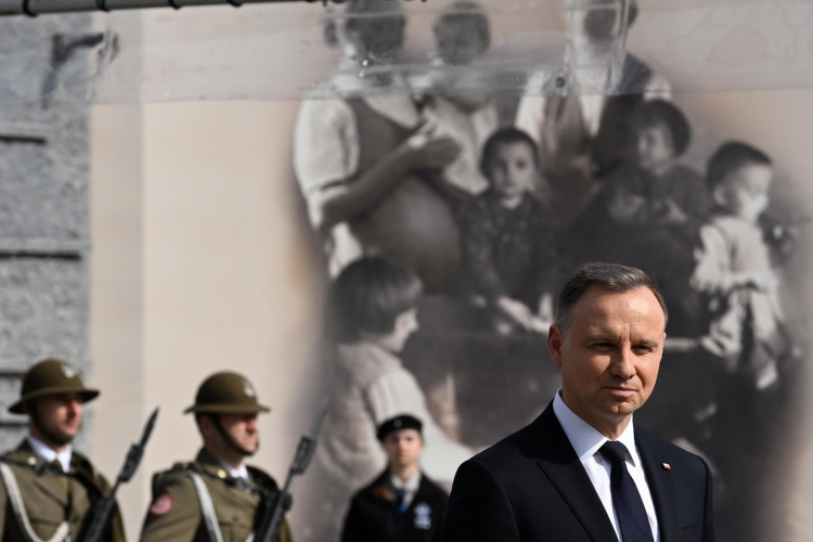 . Prezydent RP Andrzej Duda podczas uroczystości na terenie Muzeum Polaków Ratujących Żydów podczas II wojny światowej im. Rodziny Ulmów w Markowej. Fot. PAP/D. Delmanowicz