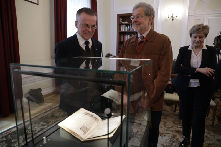 Wiceminister kultury i dziedzictwa narodowego, generalny konserwator zabytków Jarosław Sellin (L), dyrektor Biblioteki Uniwersyteckiej we Wrocławiu Grażyna Piotrowicz (P) i dotychczasowy posiadacz manuskryptu Jonathan Hill (C). Fot. PAP/A. Zawada