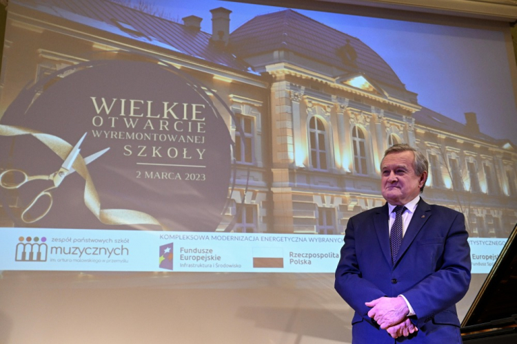 Wicepremier, minister kultury i dziedzictwa narodowego Piotr Gliński podczas uroczystego otwarcia po zakończonej termomodernizacji siedziby Zespołu Państwowych Szkół Muzycznych im. Artura Malawskiego w Przemyślu. Fot. PAP/D. Delmanowicz