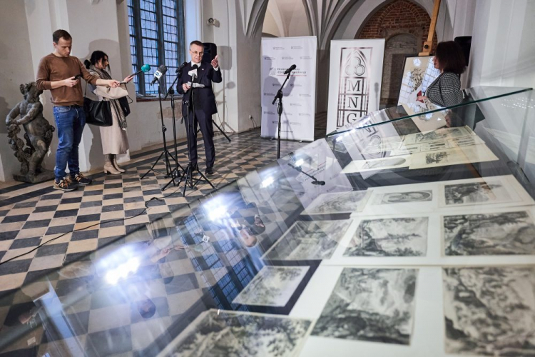 Wiceminister kultury i dziedzictwa narodowego Jarosław Sellin (C) podczas konferencji prasowej w siedzibie Muzeum Narodowego w Gdańsku nt. odzyskanych strat wojennych – dwudziestu sześciu dzieł graficznych Jacoba Kabruna. Fot. PAP/P. Matusewicz