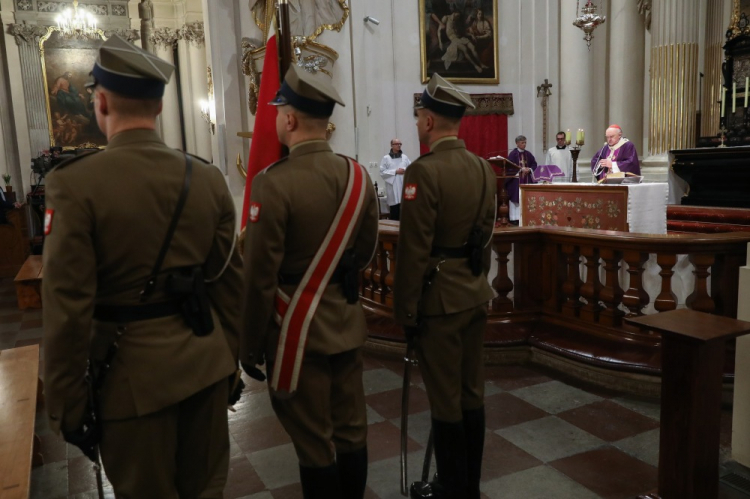 Metropolita warszawski kard. Kazimierz Nycz (P) podczas mszy świętej, sprawowanej w Kościele Sióstr Wizytek w Warszawie w ramach obchodów Narodowego Dnia Pamięci Polaków ratujących Żydów pod okupacją niemiecką. Fot. PAP/T. Gzell