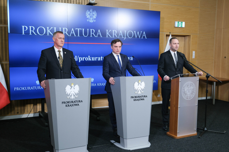 Minister sprawiedliwości, prokurator generalny Zbigniew Ziobro (C), prezes Instytutu Pamięci Narodowej Karol Nawrocki (P) i dyrektor Głównej Komisji Ścigania Zbrodni przeciwko Narodowi Polskiemu, zastępca Prokuratora Generalnego Andrzej Pozorski (L) podczas konferencji prasowej w Prokuraturze Krajowej w Warszawie. Fot. PAP/M. Marek