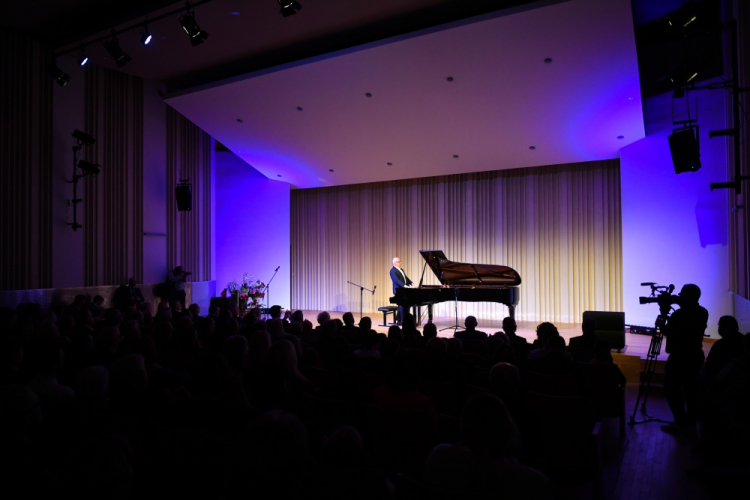 Pianista Waldemar Malicki podczas występu na inauguracji nowej sali koncertowej w Państwowej Szkole Muzycznej I st. w Kościerzynie. Fot. PAP/A. Warżawa