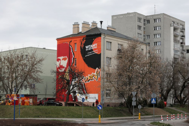 Mural upamiętniający Krzysztofa Krawczyka autorstwa Łukasza Zasadniego na północnej ścianie Muzeum Ursynowa przy ulicy Barwnej 8 w Warszawie. Fot. PAP/P. Supernak