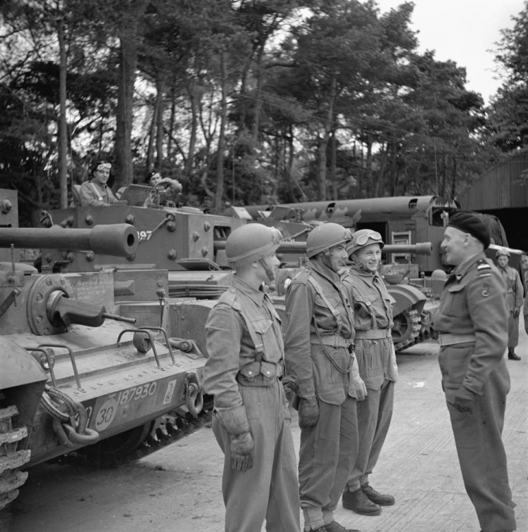 Dowódca 1 Dywizji Pancernej generał Stanisław Maczek (P) podczas ćwiczeń przed wyruszeniem na front. Szkocja, 1944 r. Fot. PAP/Cz. Datka