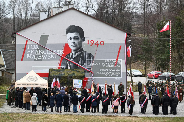 Uczestnicy odsłonięcia muralu w Tarnawce upamiętniającego zamordowanego przez Sowietów w Katyniu por. Franciszka Majewskiego. Fot. PAP/D. Delmanowicz