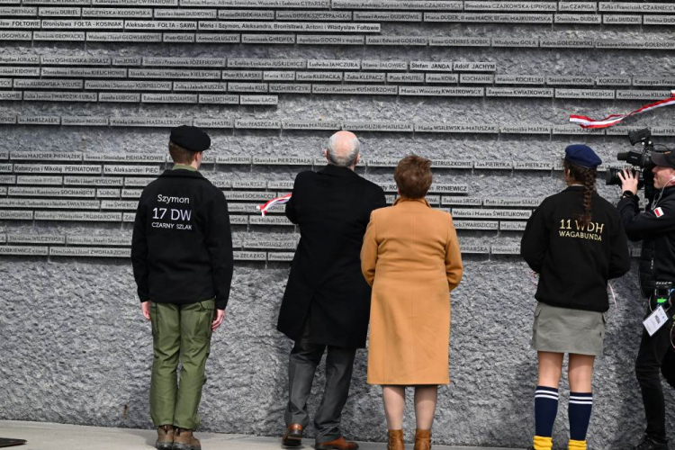 Uczestnicy uroczystości na terenie Muzeum Polaków Ratujących Żydów podczas II wojny światowej im. Rodziny Ulmów. Markowa, 24.03.2023. Fot. PAP/D. Delmanowicz