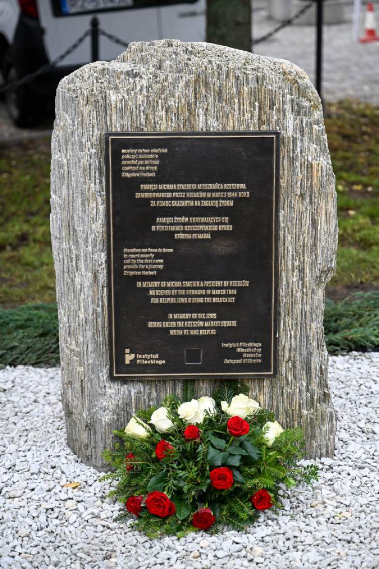 Kwiaty i znicze przed kamieniem pamięci Michała Stasiuka, którego Niemcy zamordowali za pomoc Żydom