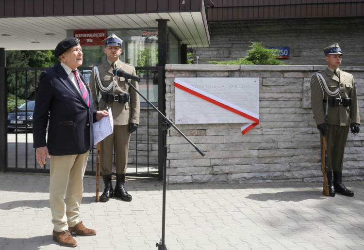 Major Zbigniew Mieczkowski (L) podczas uroczystości odsłonięcia pamiątkowej tablicy poświęconej generałowi dywizji Klemensowi Rudnickiemu. Warszawa, 12.06.2016. Fot. PAP/P. Supernak