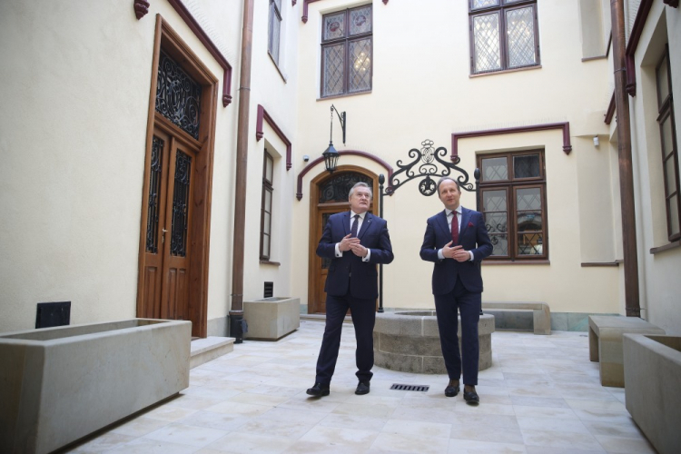 Wicepremier, minister kultury i dziedzictwa narodowego Piotr Gliński (L) oraz dyrektor krakowskiego Muzeum Narodowego Andrzej Szczerski (P) podczas wizyty w Klasztorku - części kompleksu Muzeum Książąt Czartoryskich w Krakowie. Fot. PAP/Ł. Gągulski