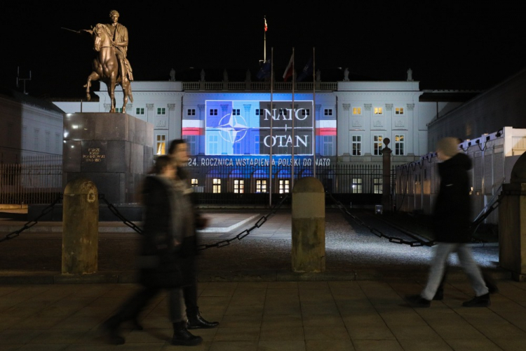 iluminacja z okazji 24. rocznicy wstąpienia Polski do NATO na fasadzie Pałacu Prezydenckiego w Warszawie. Fot. PAP/P. Supernak