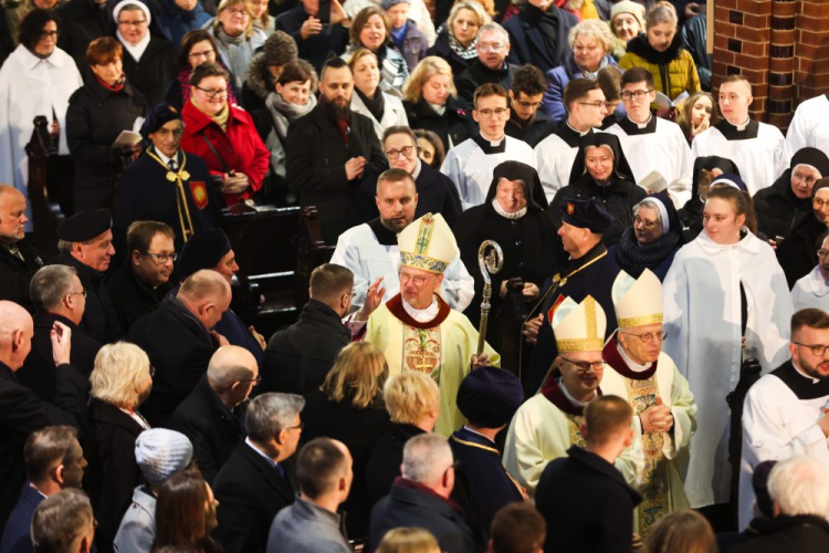 Święcenia biskupie i ingres biskupa nominata diecezji gliwickiej ks. prał Sławomira Odera (C). 11.03.2023. Fot. PAP/Z. Meissner