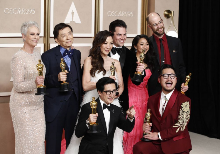 (L-R) Jamie Lee Curtis, James Hong, Michelle Yeoh, Jonathan Wang, Stephanie Hsu, Daniel Scheinert, Ke Huy Quan, Daniel Kwan – zdobywcy 95. Oscarów w wielu kategoriach dla filmu „Wszystko wszędzie naraz”. Fot. PAP/EPA/C. Brehman