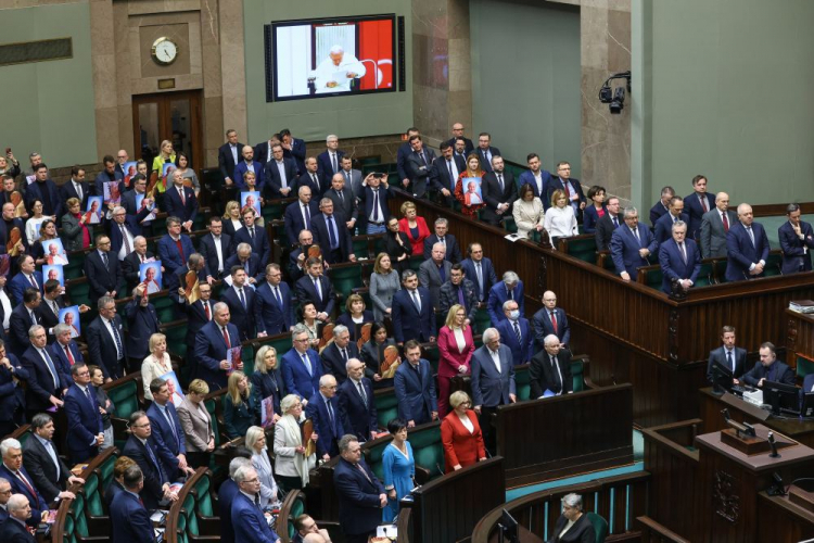 Posłowie na sali obrad Sejmu przed głosowaniem nad uchwałą ws. obrony dobrego imienia św. Jana Pawła II. Fot. PAP/R. Guz