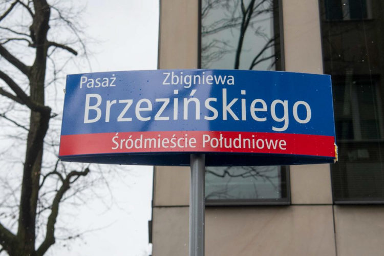 Warszawa, 28.03.2023. Uroczystość nadania imienia śródmiejskiemu pasażowi imienia Zbigniewa Brzezińskiego. Fot. PAP/A. Lange