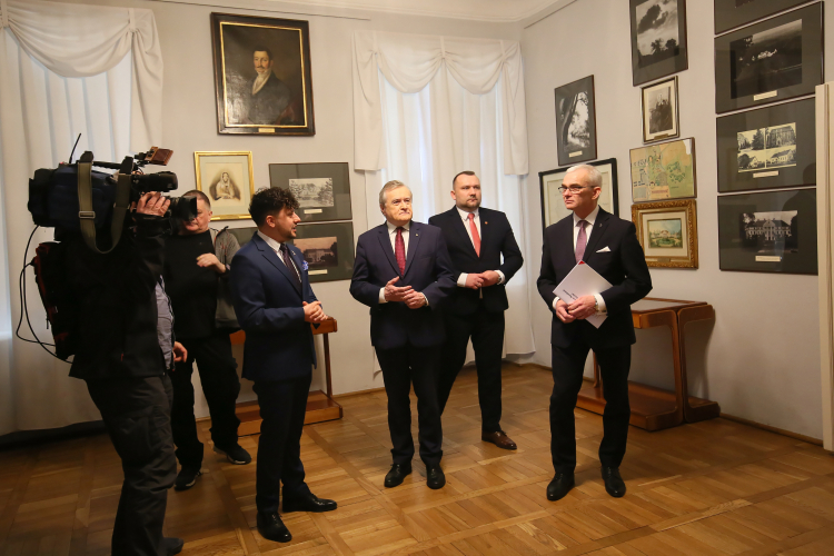 Wicepremier, minister kultury i dziedzictwa narodowego Piotr Gliński (C) podczas wizyty w Muzeum Adama Mickiewicza w Śmiełowie - oddziale poznańskiego Muzeum Narodowego. Fot. PAP/T. Wojtasik