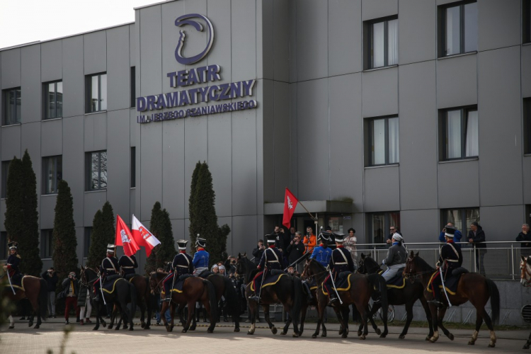 Kawalkada konna w Płocku w ramach przygotowań do inscenizacji sztuki "Damy i huzary" Aleksandra Fredry w reżyserii Krzysztofa Szustera. Fot. PAP/Sz. Łabiński