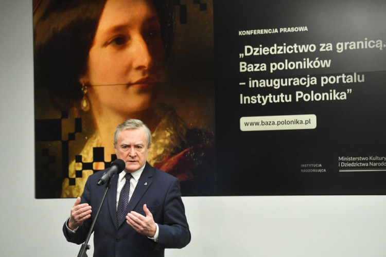 Warszawa, 06.03.2023. Wicepremier, minister kultury i dziedzictwa narodowego Piotr Gliński podczas inauguracji portalu Instytutu Polonika „Dziedzictwo za granicą. Baza poloników”, Centrum Prasowym PAP. Fot. PAP/P. Nowak 