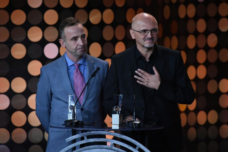 Scenarzyści filmu „Śubuk” Jacek Lusiński (P) i Szymon Augustyniak (L) na gali zakończenia 47. Festiwalu Polskich Filmów Fabularnych w Gdyni. Fot. PAP/A. Warżawa