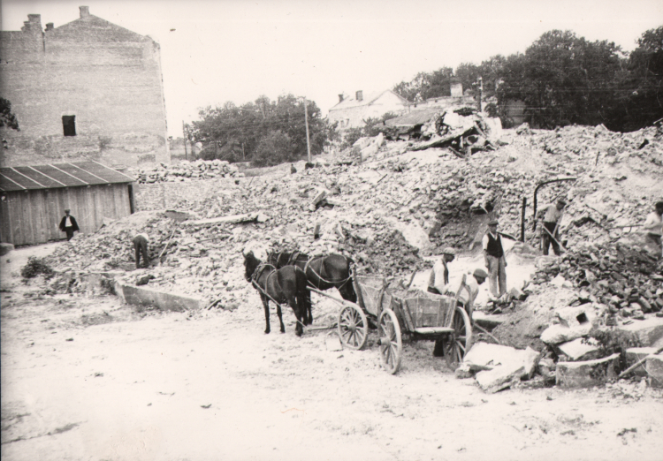 Jasło, ruiny Banku Polskiego od strony ul. Floriańskiej, 1945 r. Źródło: www.muzeumjaslo.pl