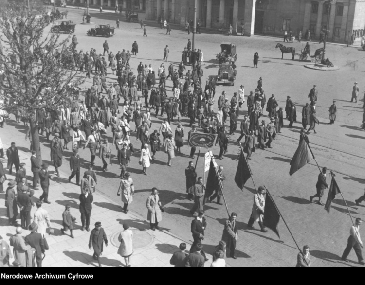 Obchody święta 1 Maja w Warszawie. Pochód Polskiej Partii Socjalistycznej na placu Teatralnym. 1919–1939. Fot. NAC