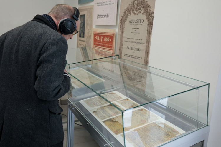 Warszawa, 18.04.2023. Pokaz archiwaliów „Żegoty” podczas otwarcia wystawy „Żegota. Rada Pomocy Żydom przy Delegaturze Rządu RP na Kraj. Dokumenty 1942–1944 i ich konserwacja”, zorganizowanej przez Archiwum Akt Nowych i Polską Fundację Narodową. Fot. PAP/P. Supernak