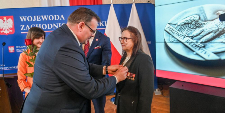 Szczecin, 17.04.2023. Szef UdSKiOR Jan Józef Kasprzyk (L) i odznaczona medalem Stulecia Odzyskanej Niepodległości Grażyna Teresa Adamska (P) podczas uroczystości w Sali Rycer-skiej Zachodniopomorskiego Urzędu Wojewódzkiego w Szczecinie. Fot. PAP/M. Bielecki