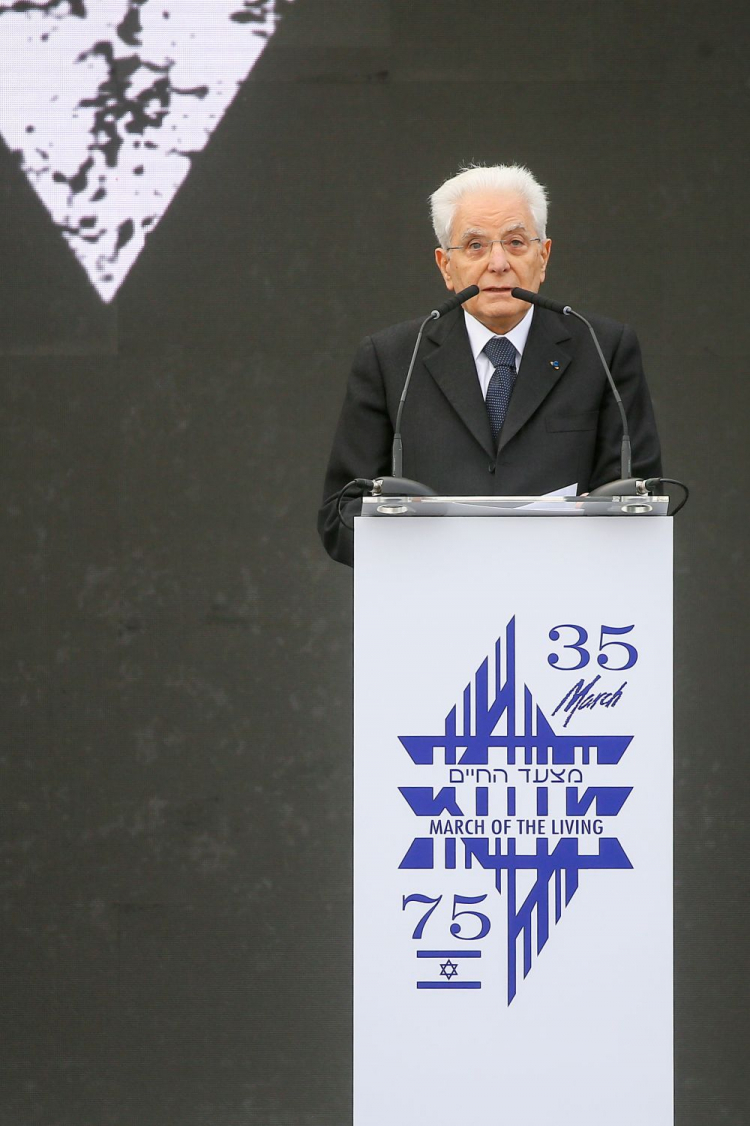 Brzezinka, 18.04.2023. Prezydent Włoch Sergio Mattarella przemawia podczas głównej ceremonii Marszu Żywych na terenie byłego niemieckiego obozu koncentracyjnego Auschwitz II-Birkenau. Fot. PAP/Z. Meissner