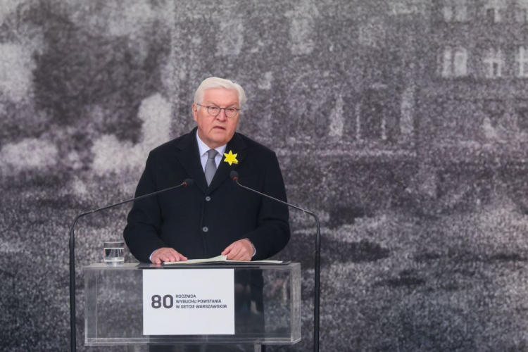 Warszawa, 19.04.2023. Prezydent Republiki Federalnej Niemiec Frank-Walter Steinmeier podczas uroczystości 80. rocznicy wybuchu powstania w Getcie Warszawskim przed Pomnikiem Bohaterów Getta w Warszawie. Fot. PAP/L. Szymański