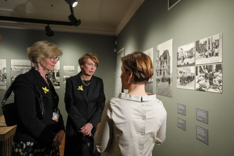 Warszawa, 19.04.2023. Pierwsza dama Niemiec Elke Buedenbender (C), żona ambasadora Niemiec w Polsce Thomasa Baggera Anita Bagger (L) i dyrektorka Muzeum Warszawy Karolina Ziębińska-Lewandowska (P) podczas zwiedzania wystawy "Zgruzowstanie Warszawy 1945–1949" w Muzeum Warszawy, 19 bm. Niemiecka para prezydencka przebywa w Polsce w związku z 80. rocznicą wybuchu Powstania w getcie warszawskim. Fot. PAP/P. Supernak