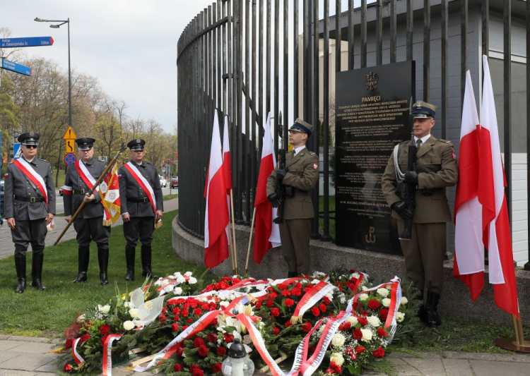 Warszawa, 18.04.2023. Odsłonięcie tablicy upamiętniającej żołnierzy Armii Krajowej oddziału Warszawa-Miasto, u zbiegu ulic Zakroczymskiej i Sanguszki. Fot. PAP/P. Supernak