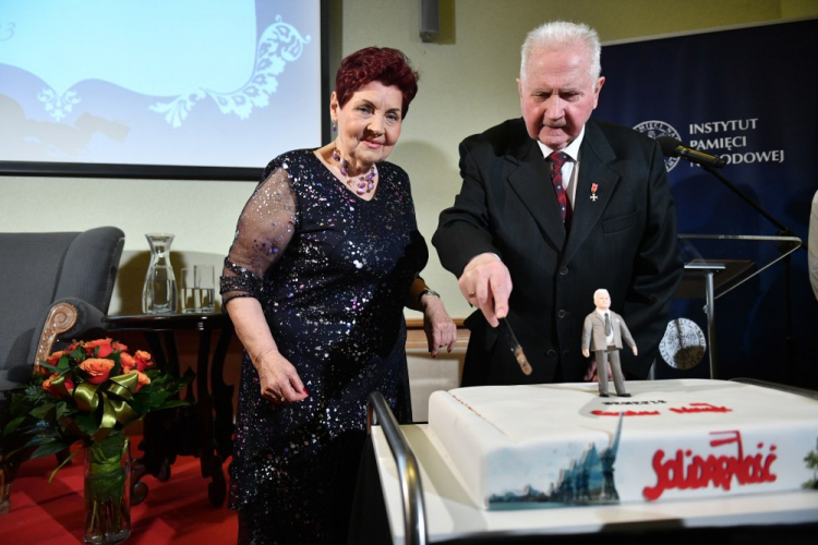Działacz opozycji demokratycznej Czesław Nowak (P) z żoną podczas benefisu z okazji swoich 85. urodzin. Fot. PAP/A. Warżawa