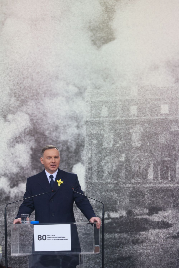 Warszawa, 19.04.2023. Prezydent Andrzej Duda podczas uroczystości 80. rocznicy wybuchu powstania w Getcie Warszawskim przed Pomnikiem Bohaterów Getta w Warszawie. Fot. PAP/L. Szymański