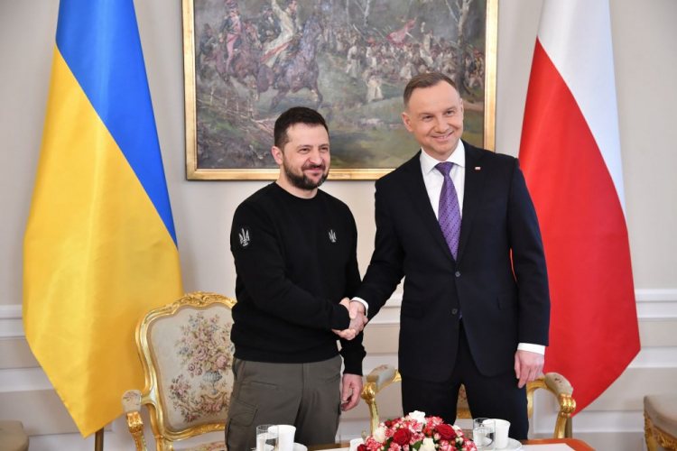 Warszawa, 05.04.2023. Wizyta oficjalna Prezydenta Ukrainy w Polsce. Prezydent RP Andrzej Duda (P) i prezydent Ukrainy Wołodymyr Zełenski (L) w Pałacu Prezydenckim w Warszawie. Fot. PAP/R. Pietruszka