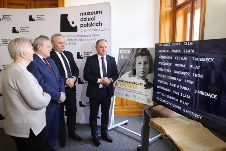 Wicepremier, minister kultury i dziedzictwa narodowego Piotr Gliński (2L), dyrektor Muzeum Dzieci Polskich – ofiar totalitaryzmu dr Ireneusz Piotr Maj (P) i ocalona z niemieckiego obozu dla polskich dzieci w Łodzi Joanna Maciejewska-Piotrowska (L). Łódź, 20.04.2023. Fot. PAP/M. Zubrzycki