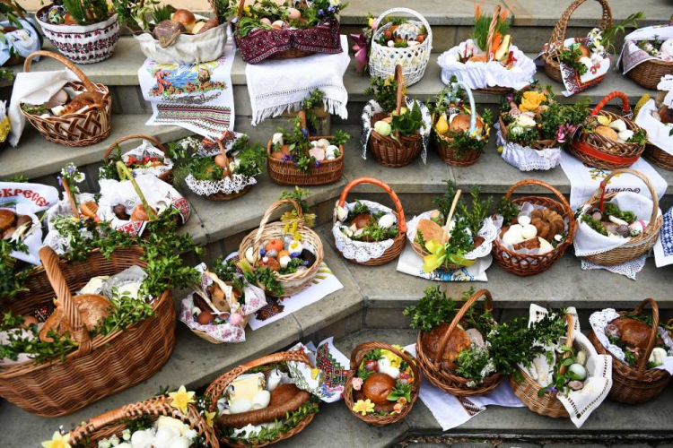 Poświęcenie pokarmów przy greckokatolickim soborze archikatedralnym w Przemyślu. Fot. PAP/D. Delmanowicz