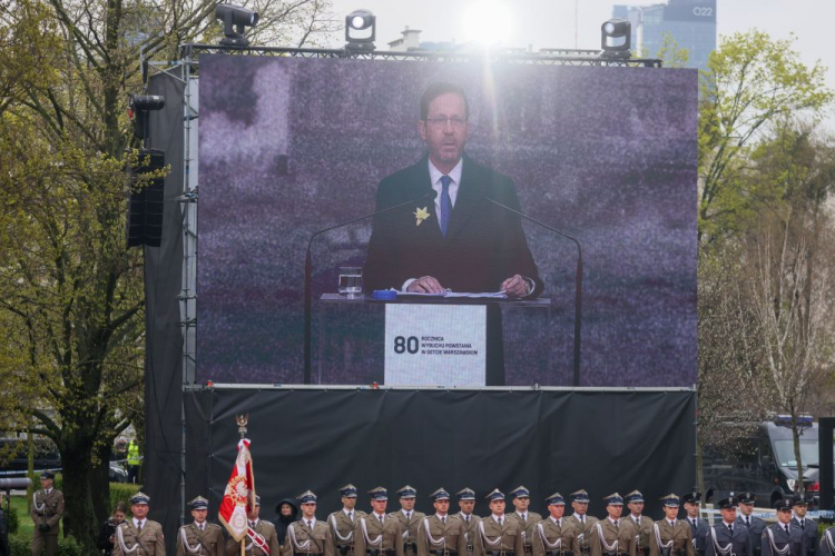 Warszawa, 19.04.2023. Prezydent Izraela Isaac Herzog (na telebimie) podczas uroczystości z okazji 80. rocznicy wybuchu powstania w Getcie Warszawskim przed Pomnikiem Bohaterów Getta w Warszawie. Fot. PAP/L. Szymański